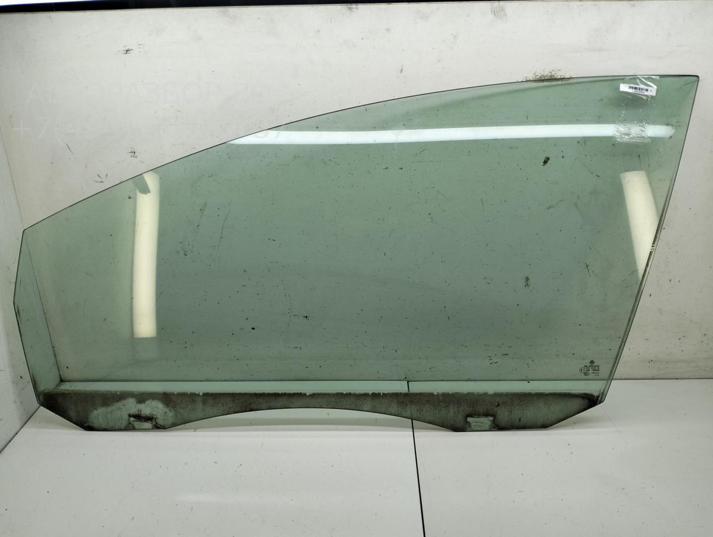 Стекло двери передней левой