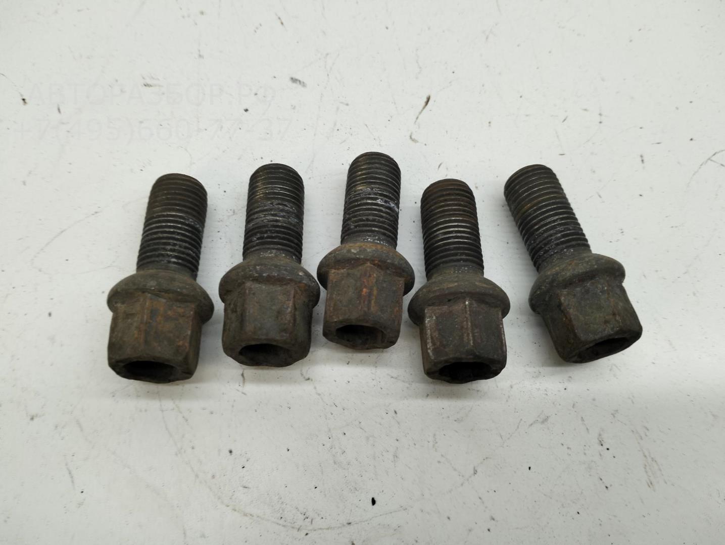 Болт колесный