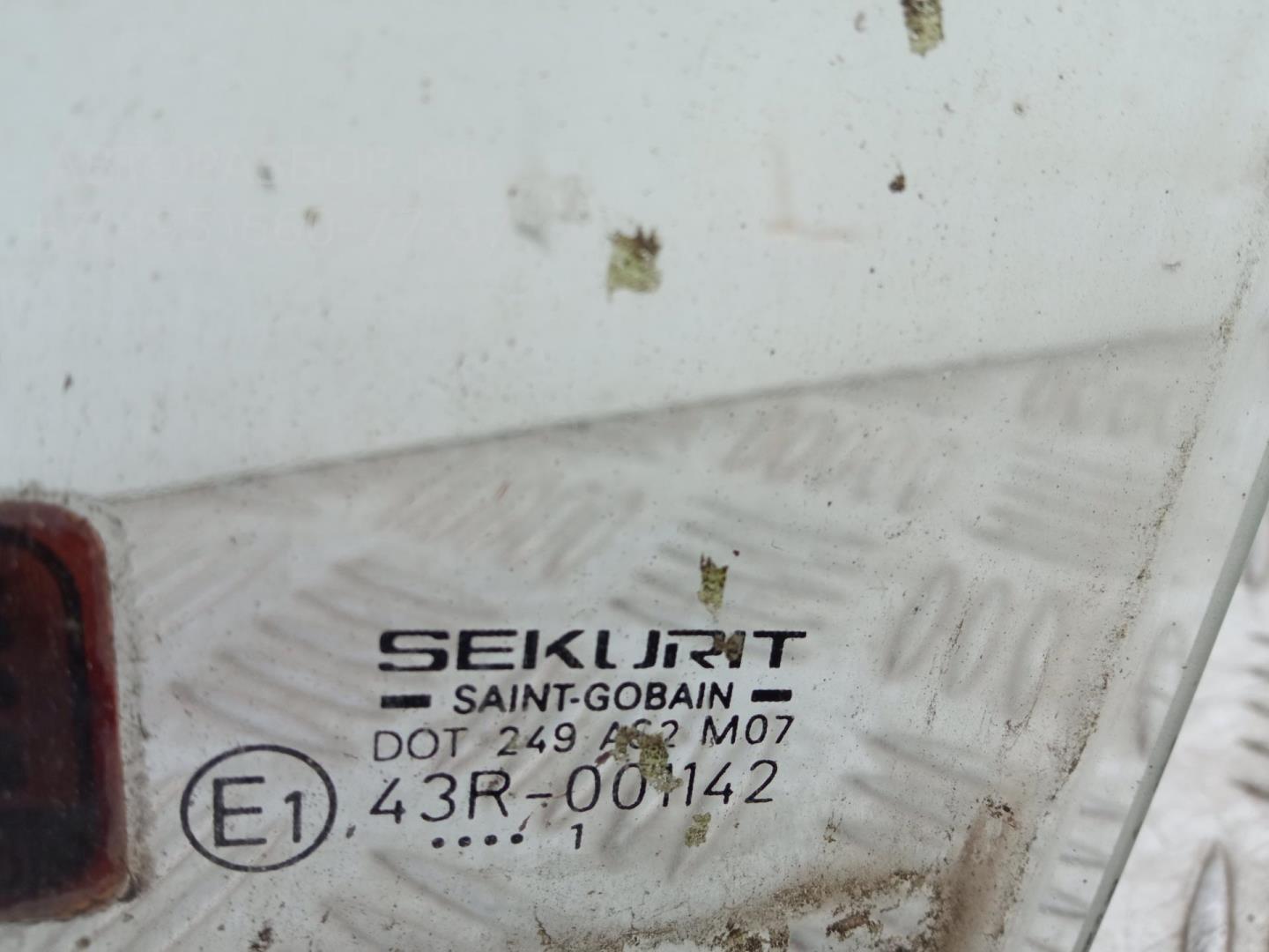 Стекло двери передней левой