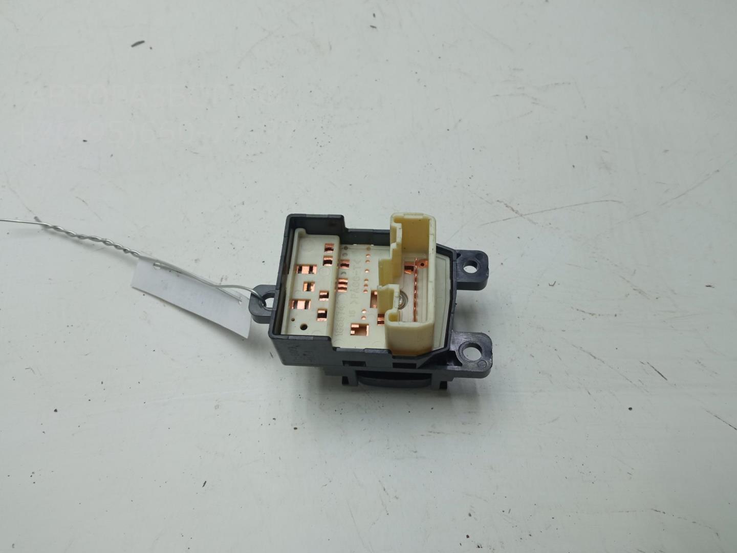 Кнопка регулировки зеркала