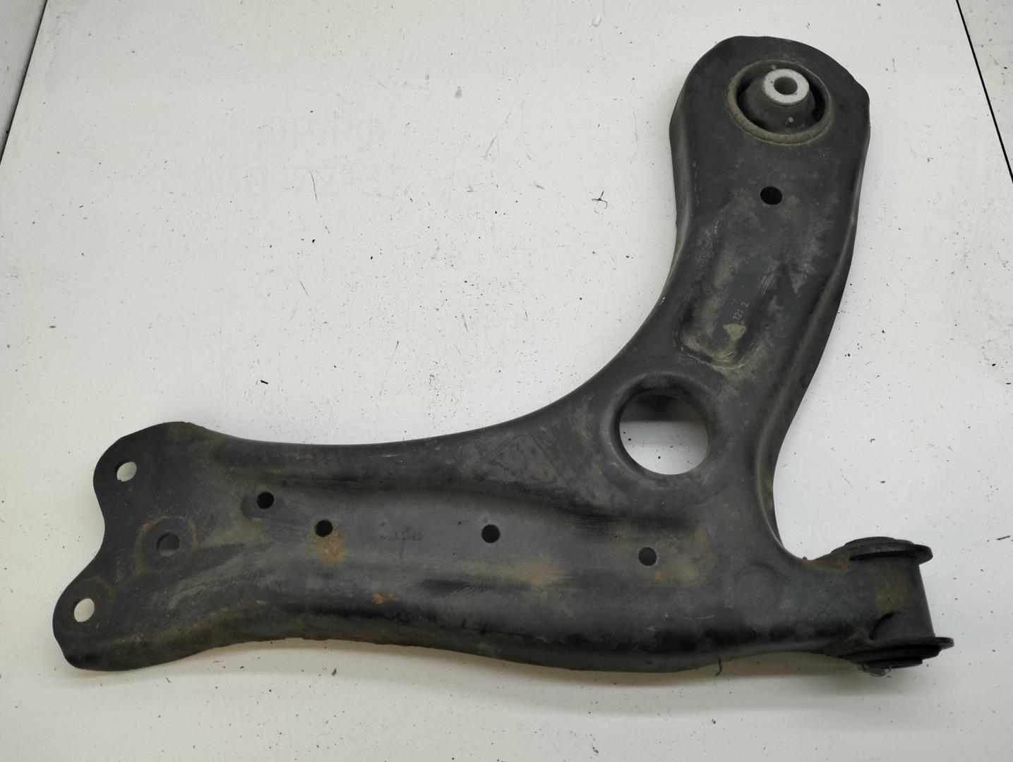 Рычаг передний правый