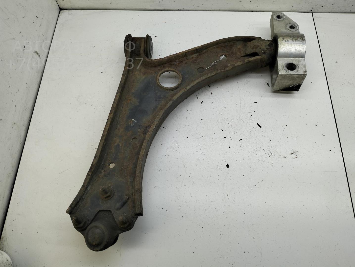 Рычаг передний правый