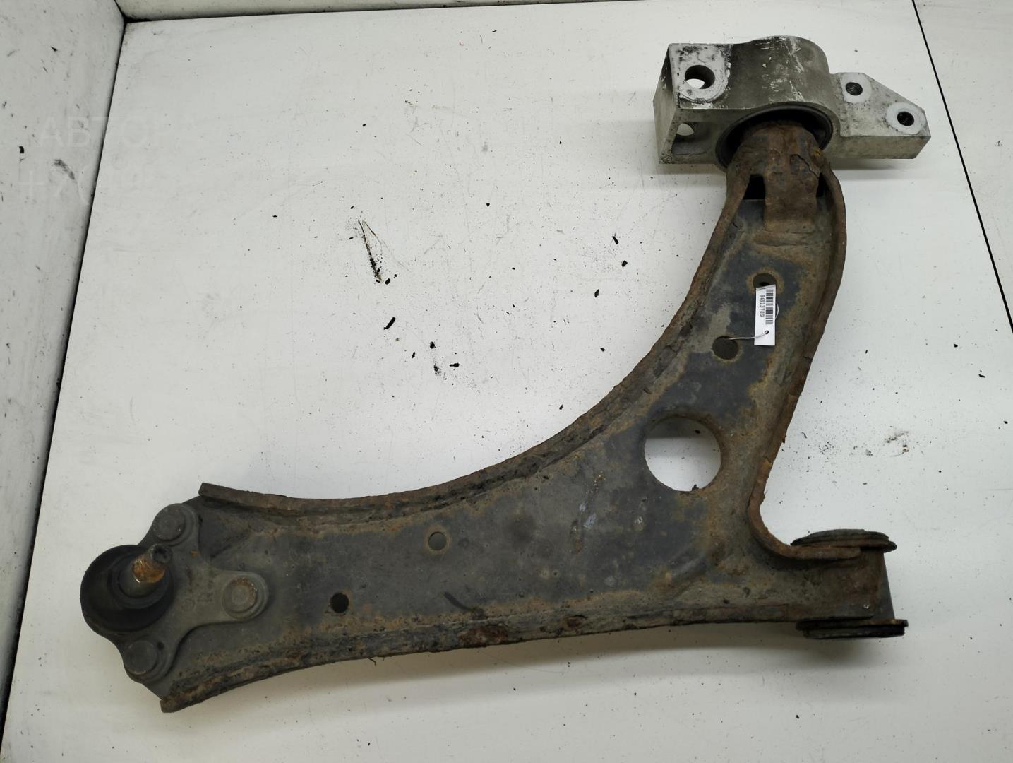 Рычаг передний правый