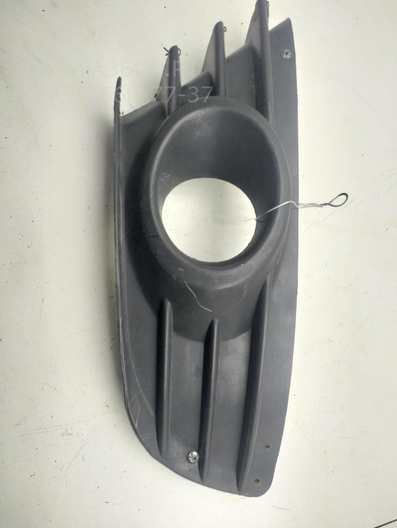 Рамка противотуманной фары левой