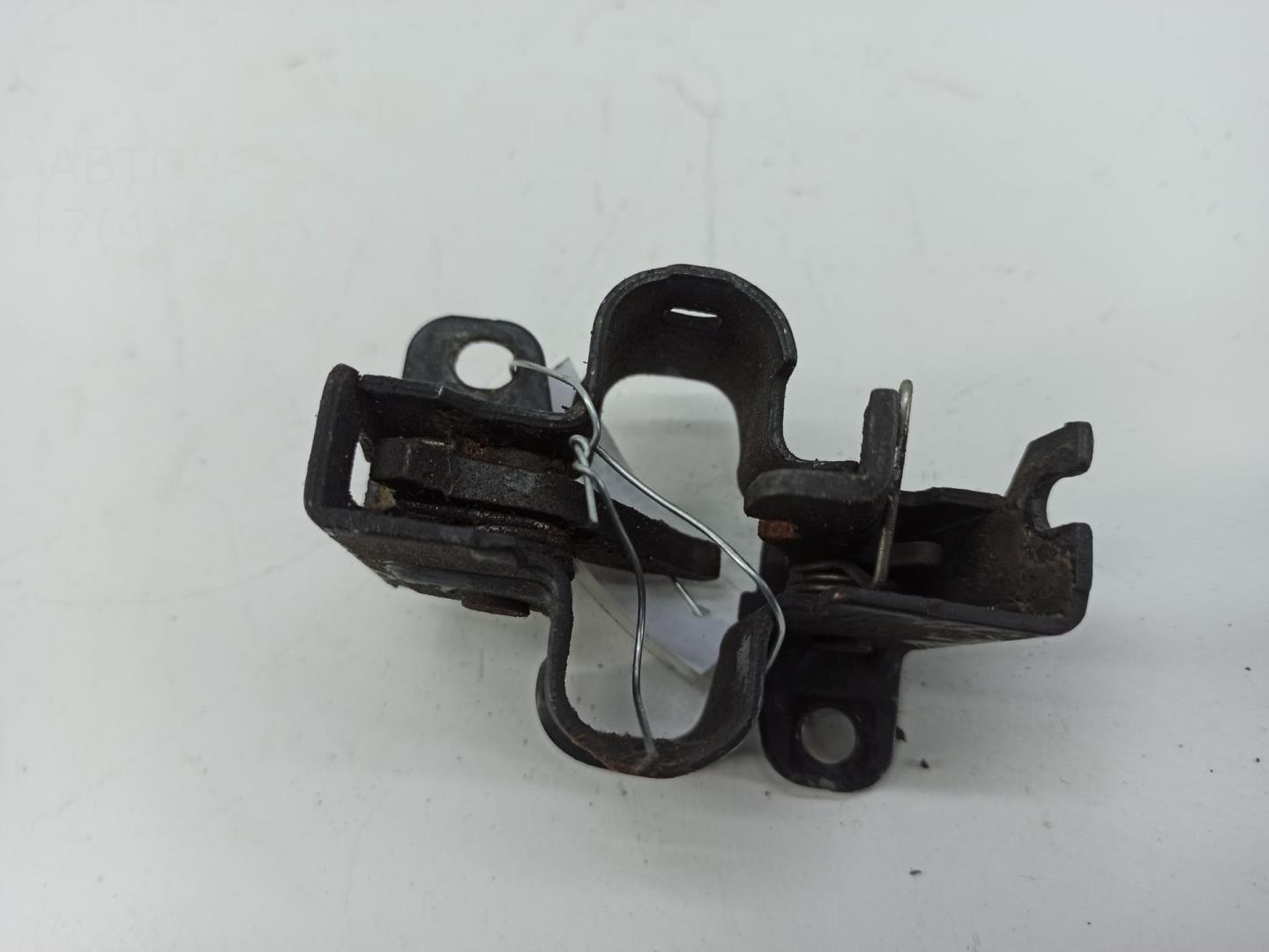 Замок капота