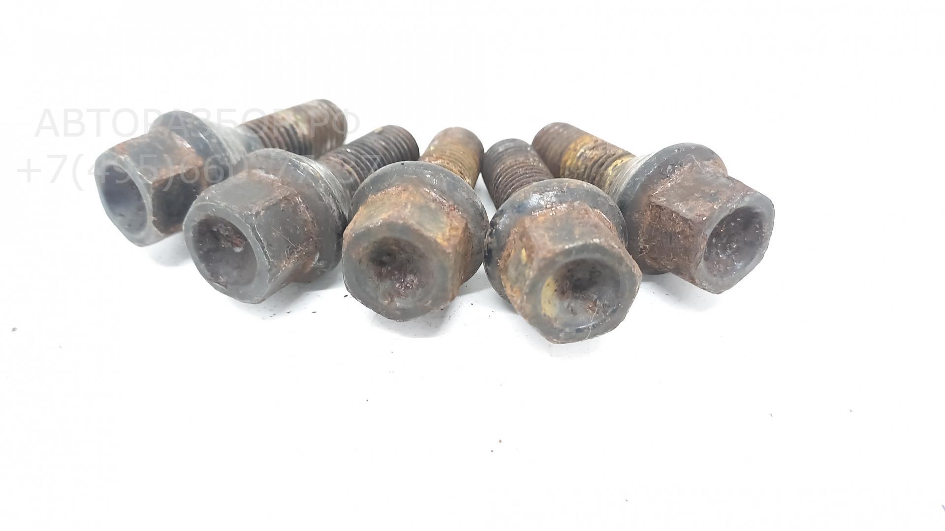 Болт колесный