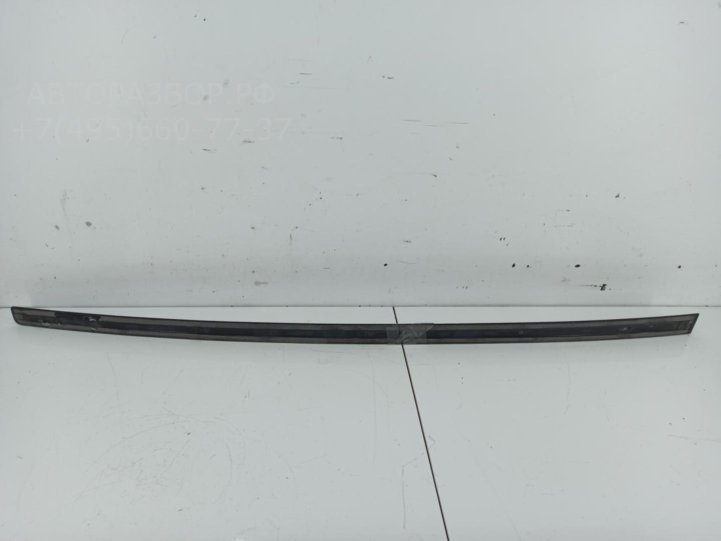 Молдинг двери передней левой