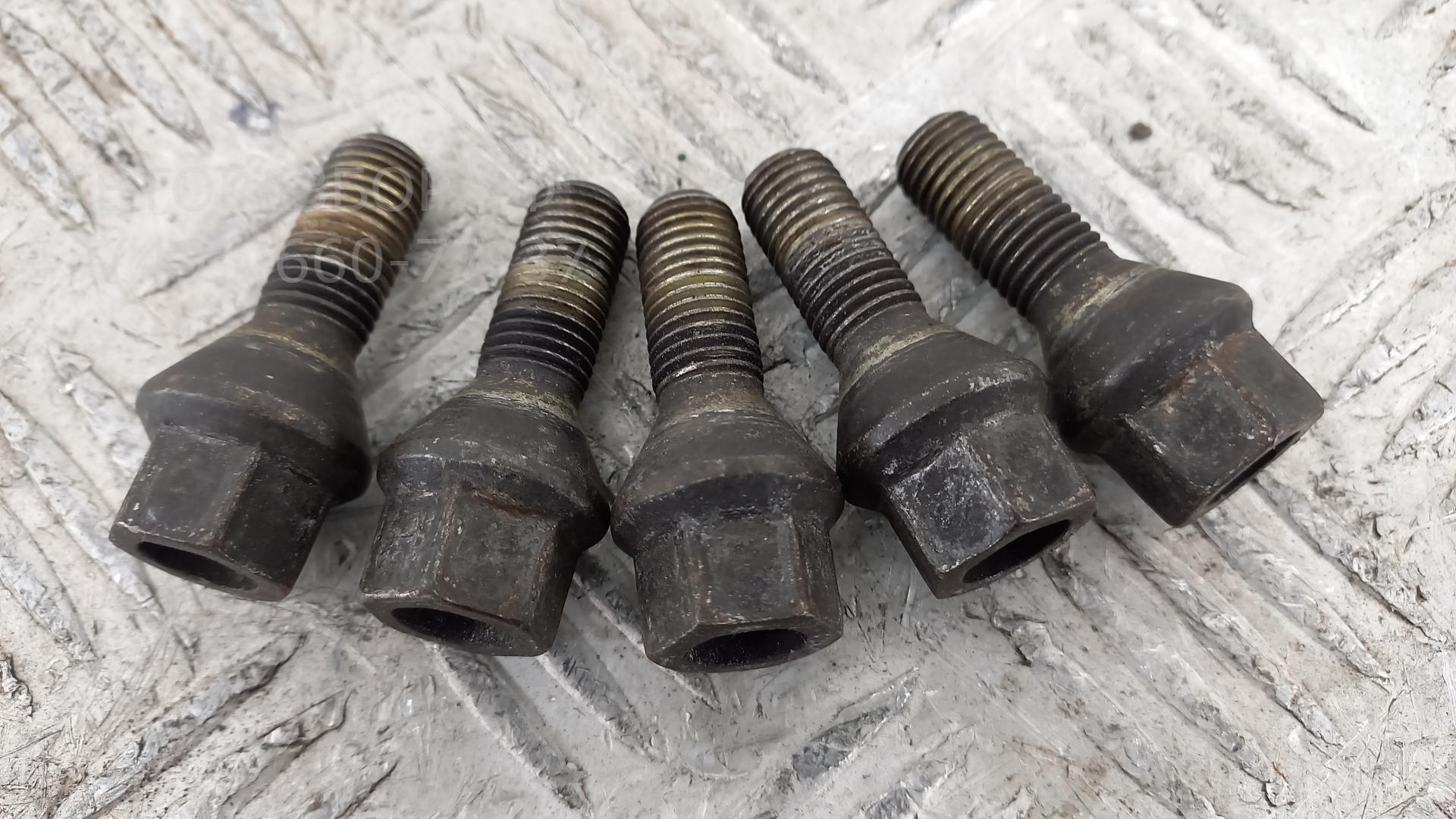 Болт колесный