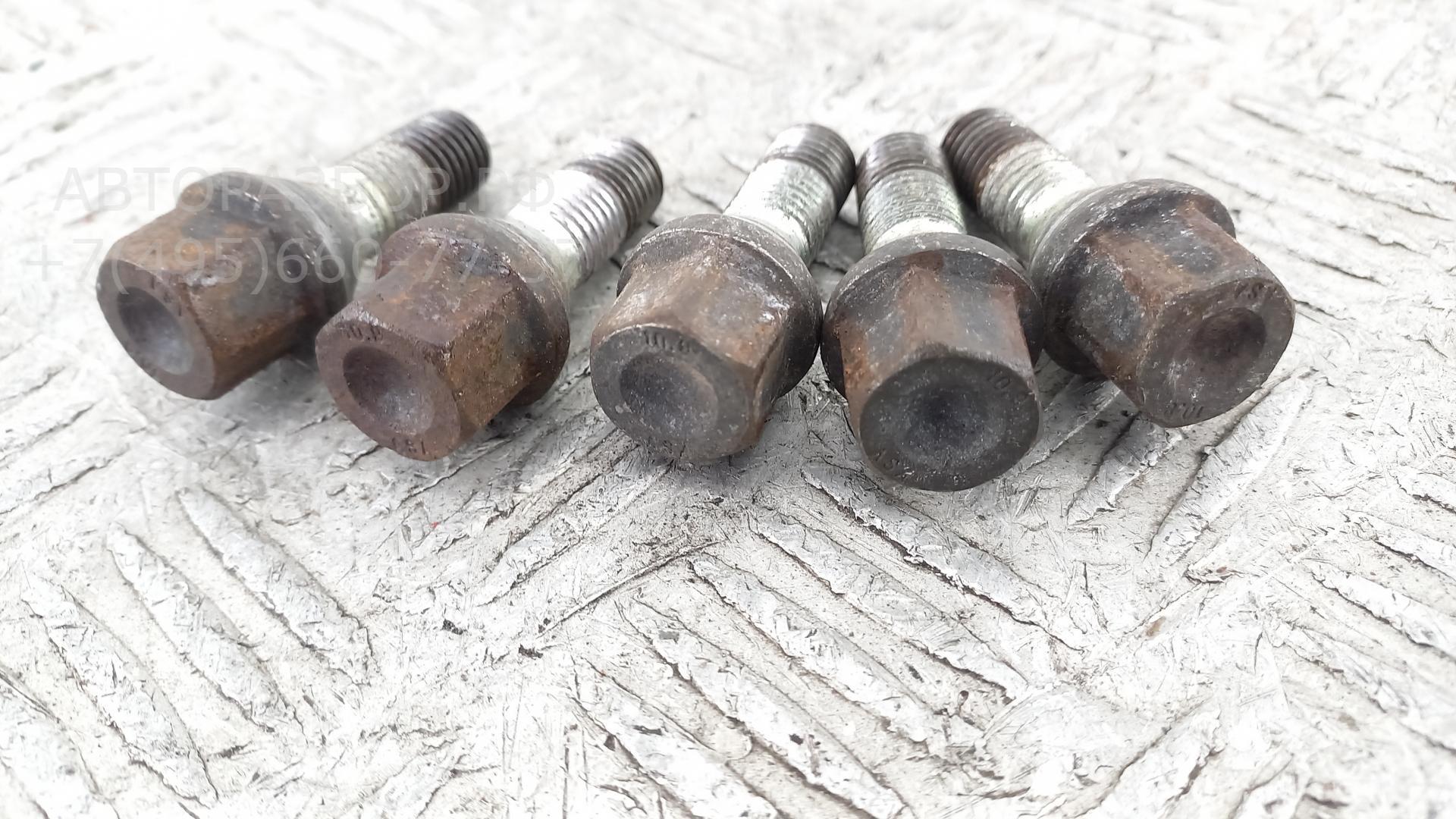 Болт колесный