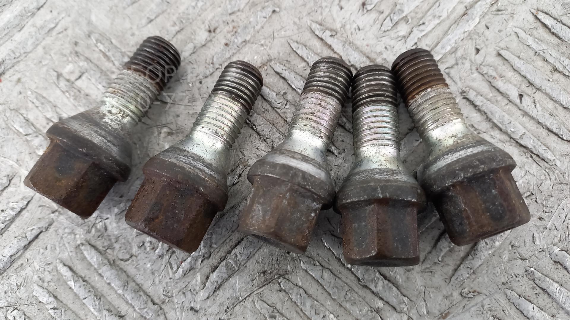 Болт колесный