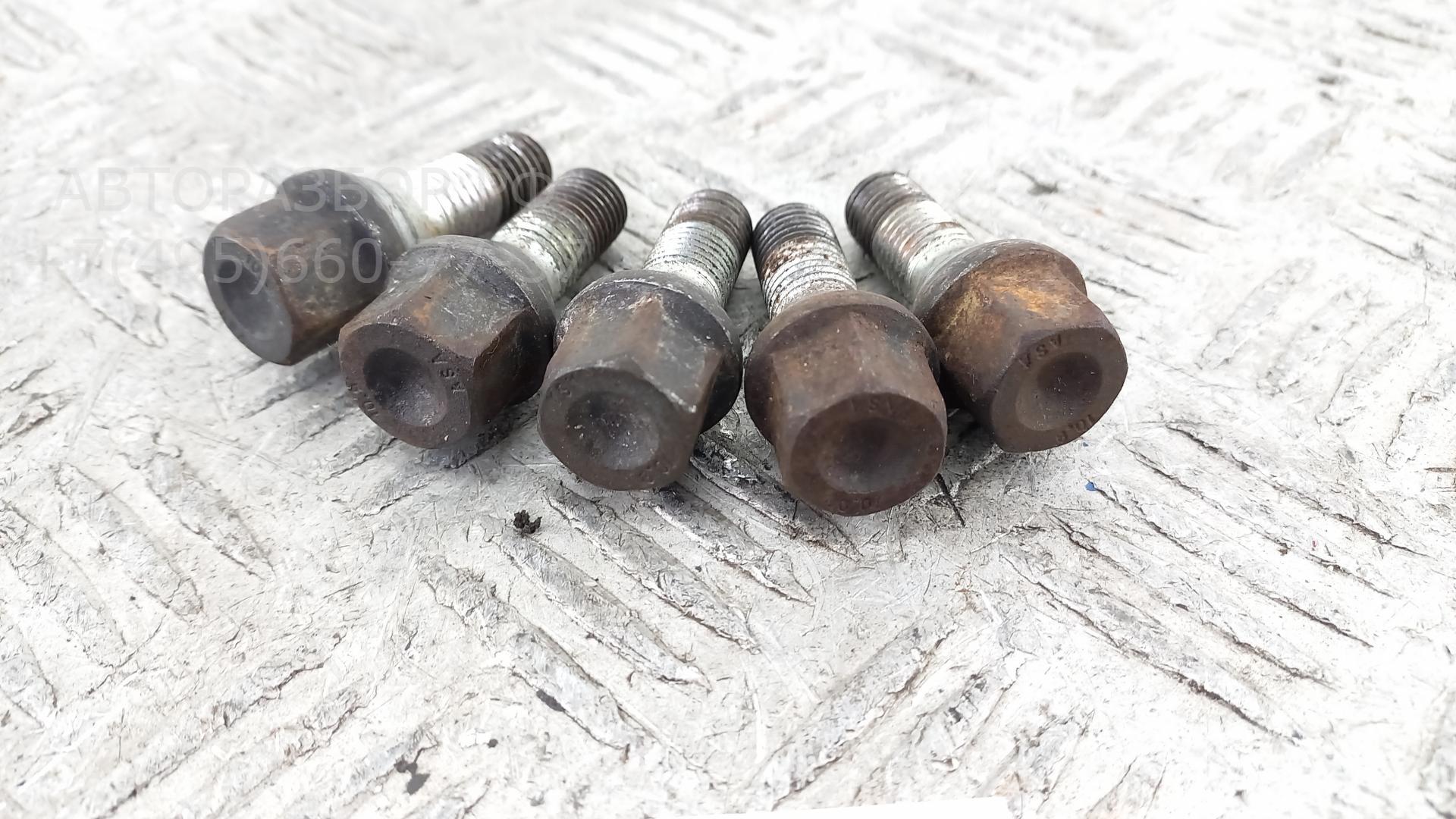 Болт колесный