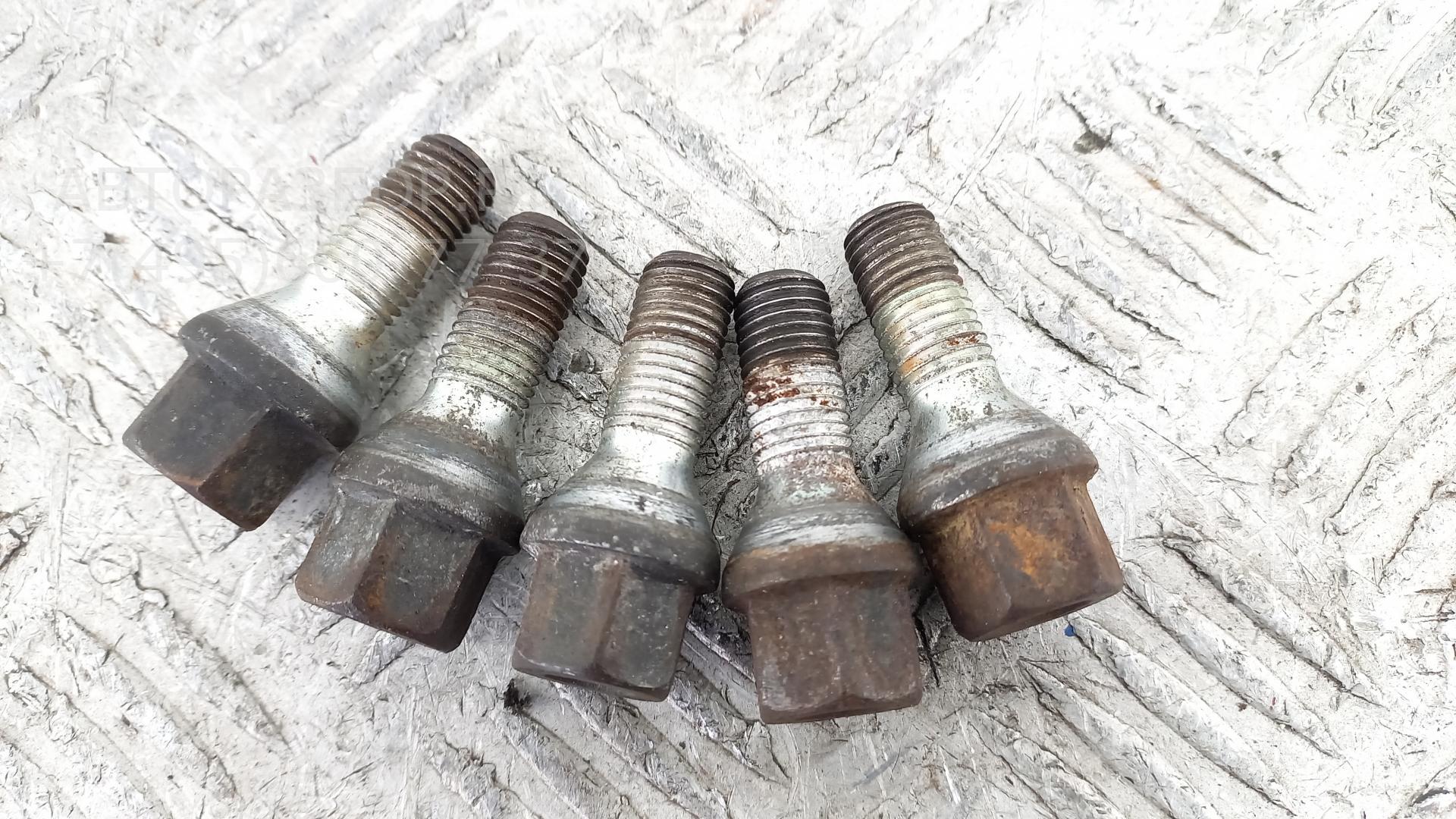 Болт колесный