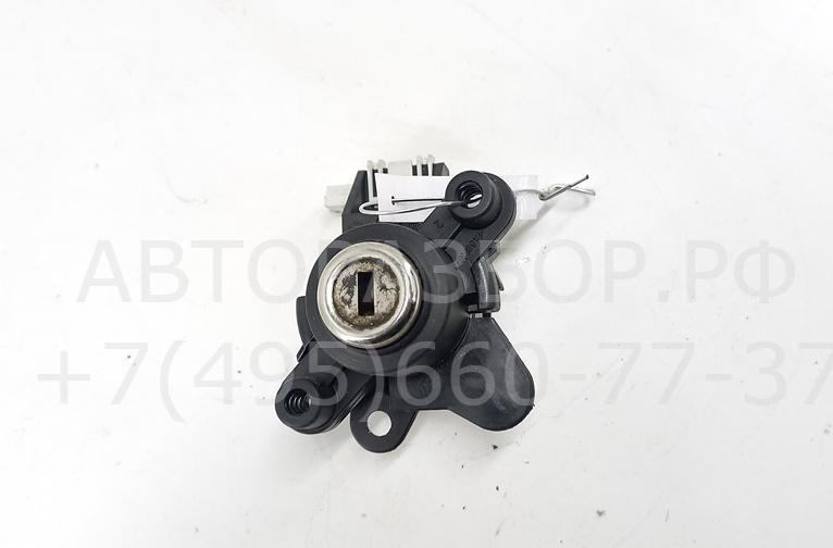 Вставка замка багажника