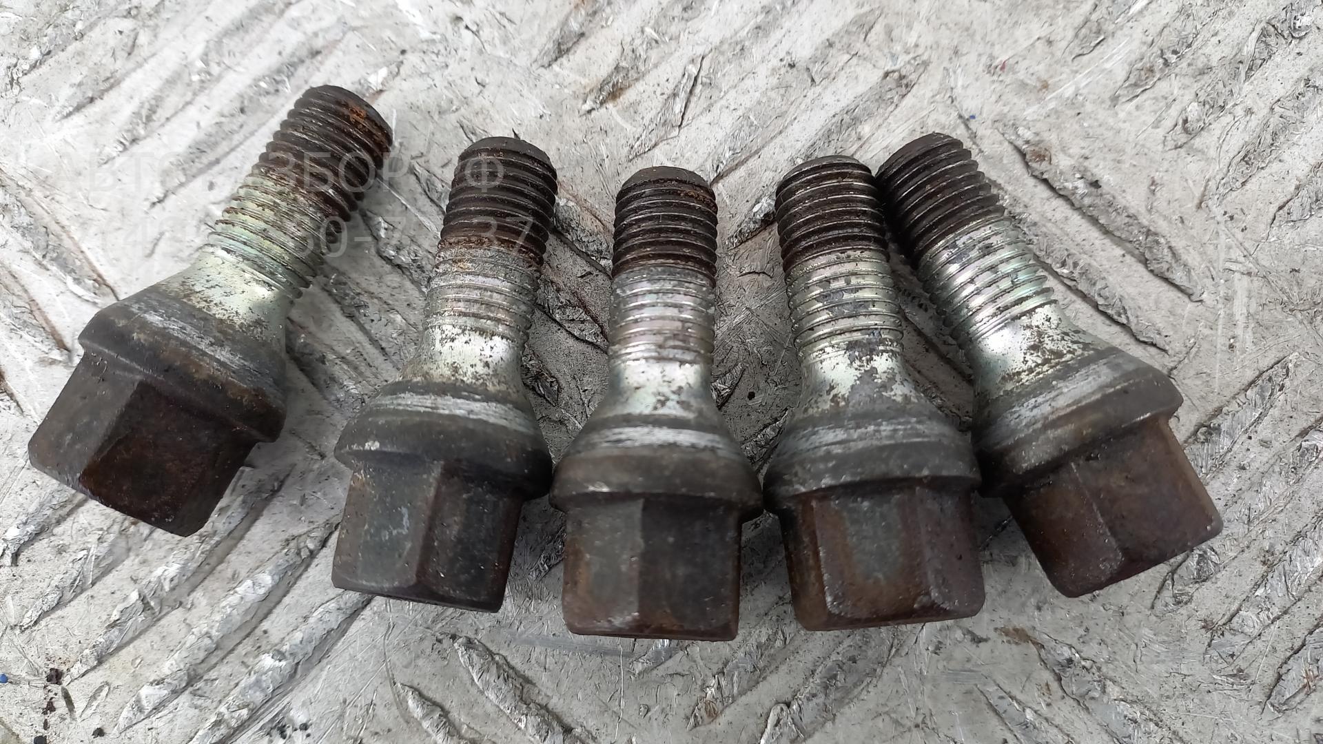 Болт колесный