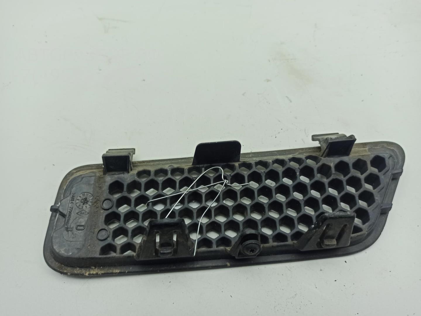 Решетка радиатора правая