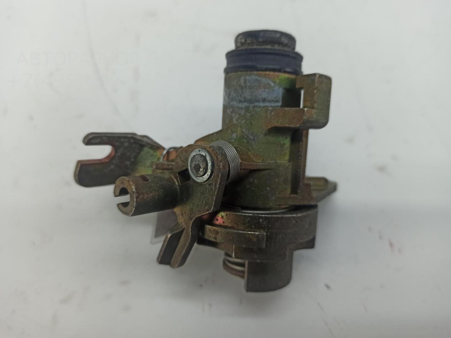 Вставка замка багажника