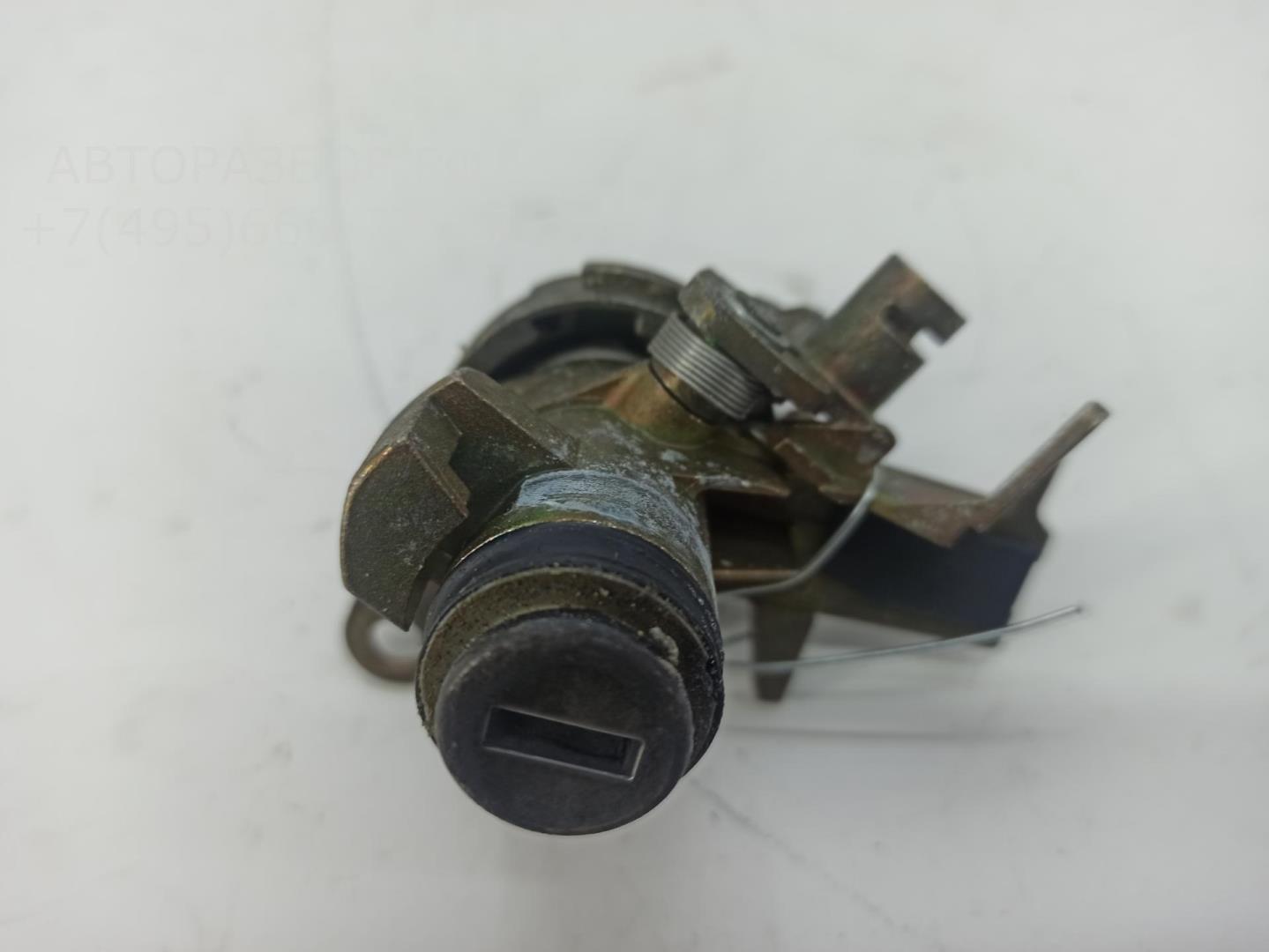 Вставка замка багажника