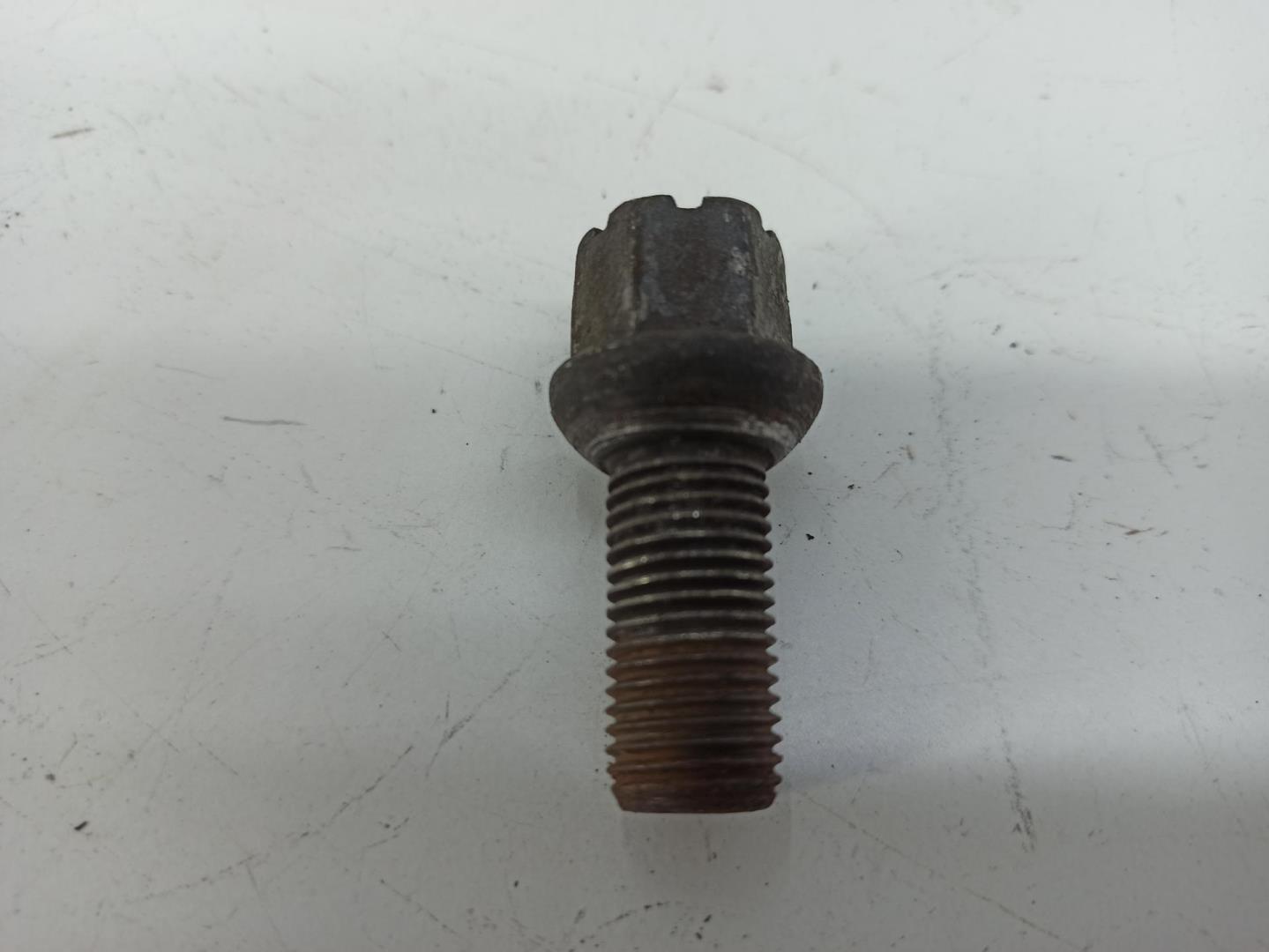 Болт колесный