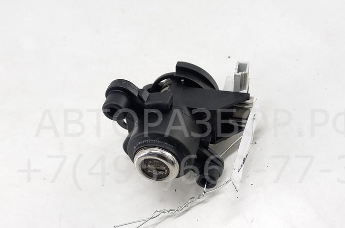 Вставка замка багажника