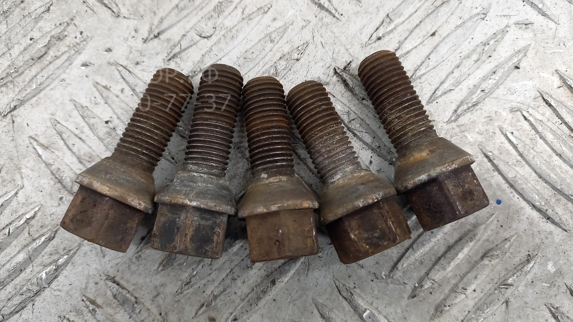 Болт колесный