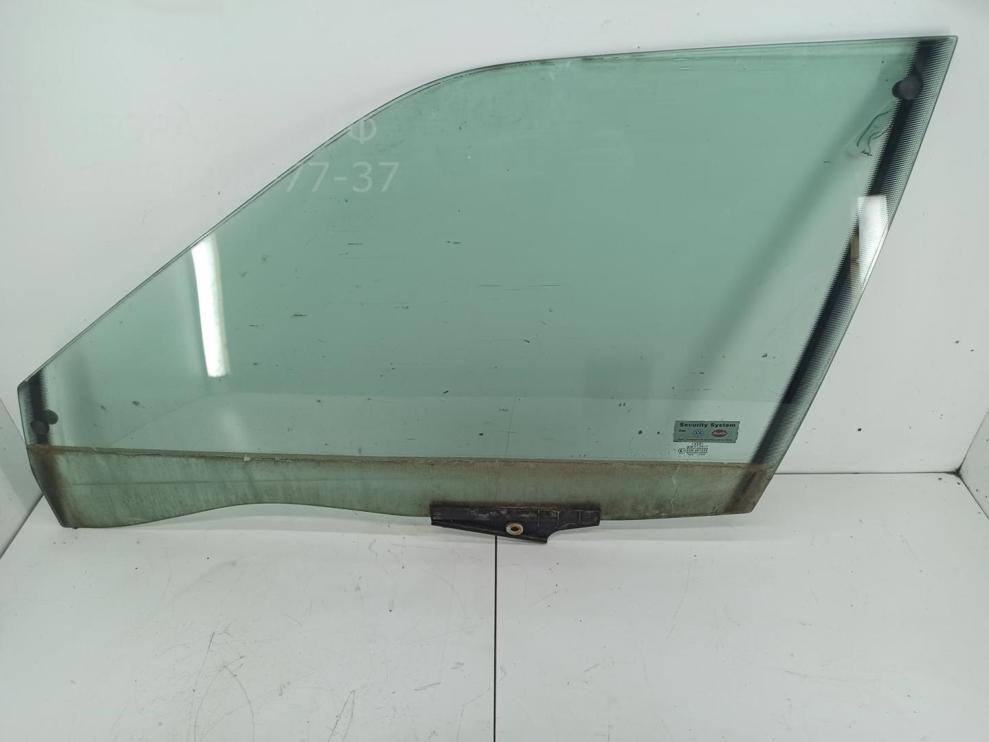 Стекло двери передней левой