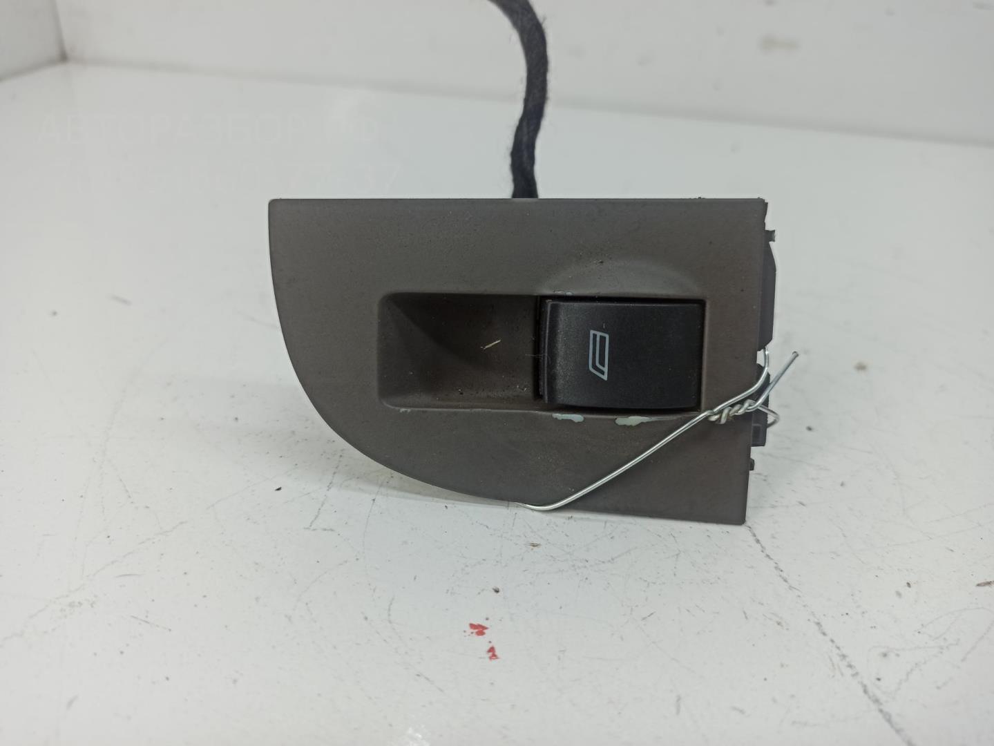 Кнопка стеклоподъемника