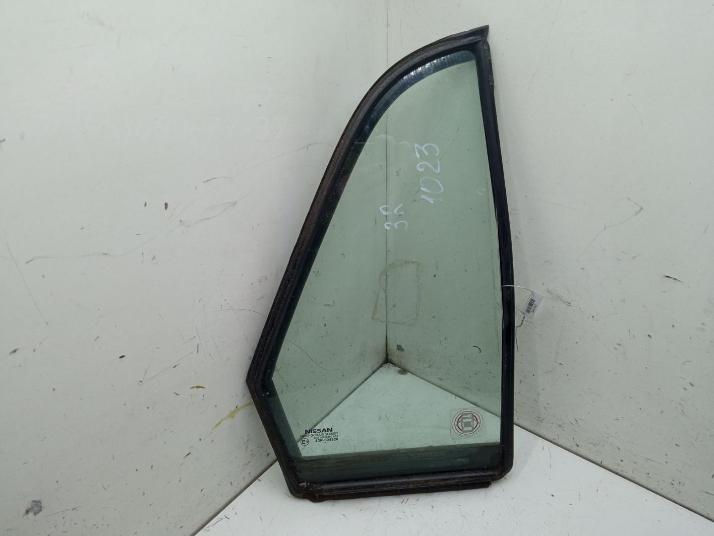 Стекло двери задней правой (форточка)