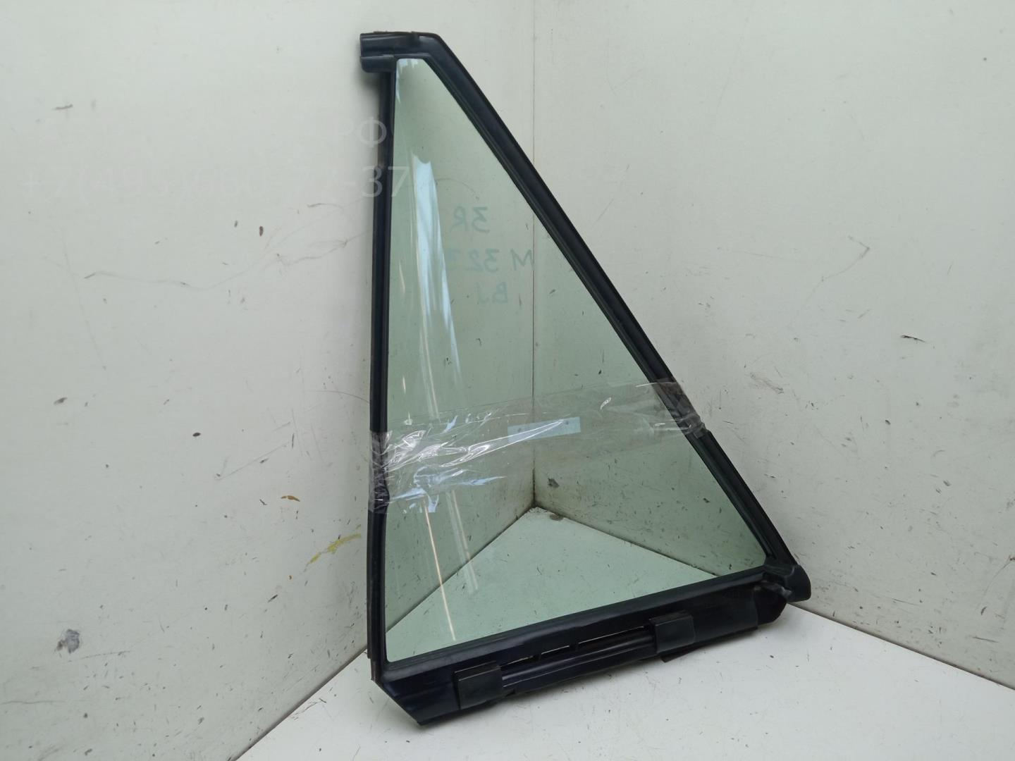 Стекло двери задней правой (форточка)