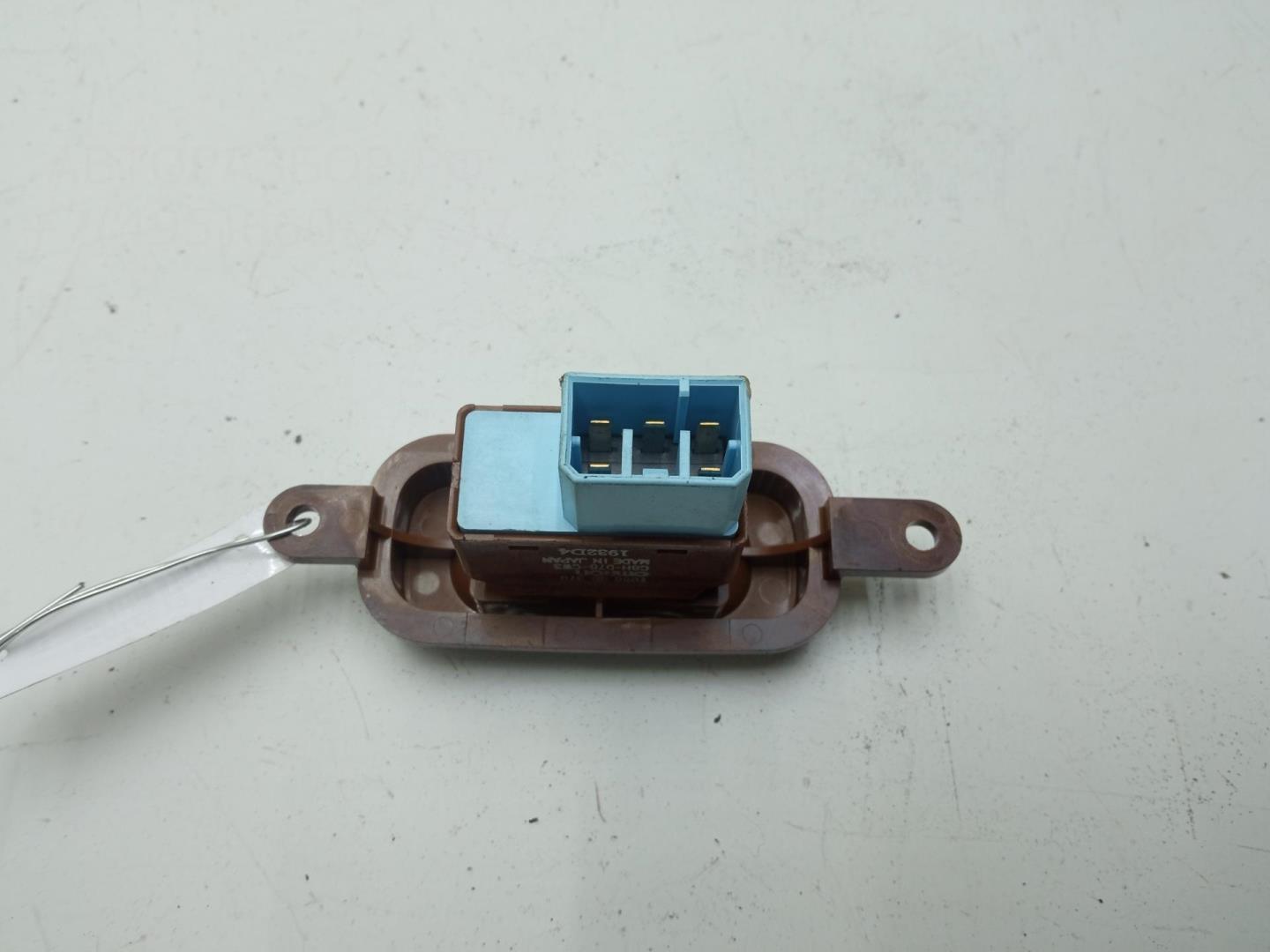 Кнопка стеклоподъемника