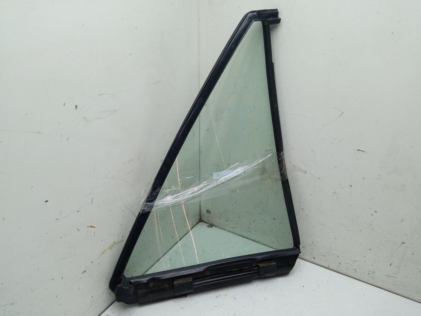 Стекло двери задней левой (форточка)
