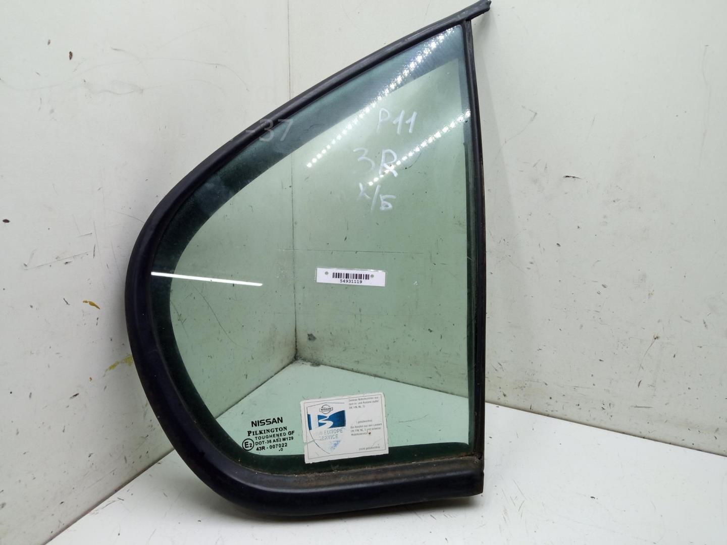 Стекло двери задней правой (форточка)