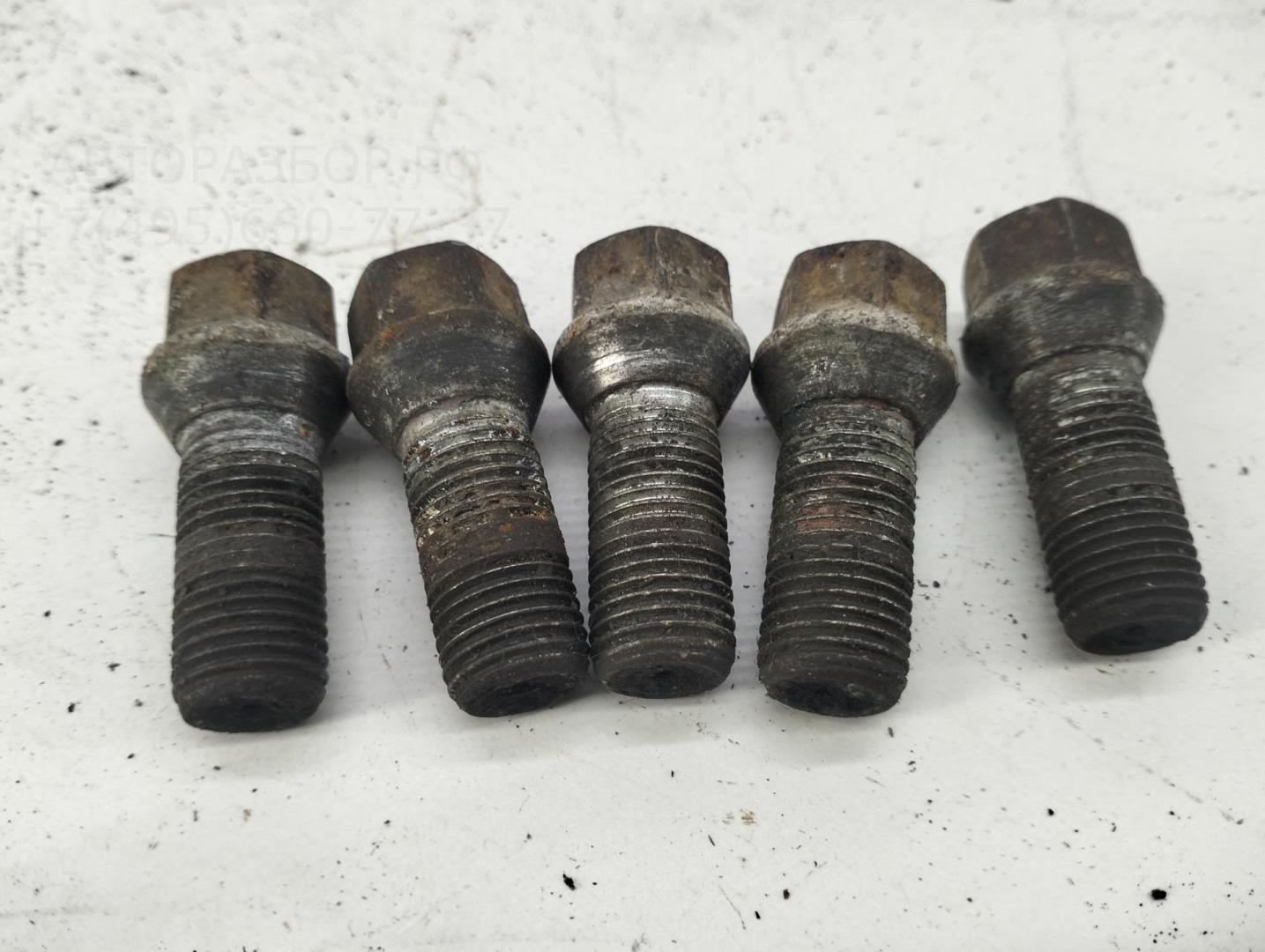 Болт колесный