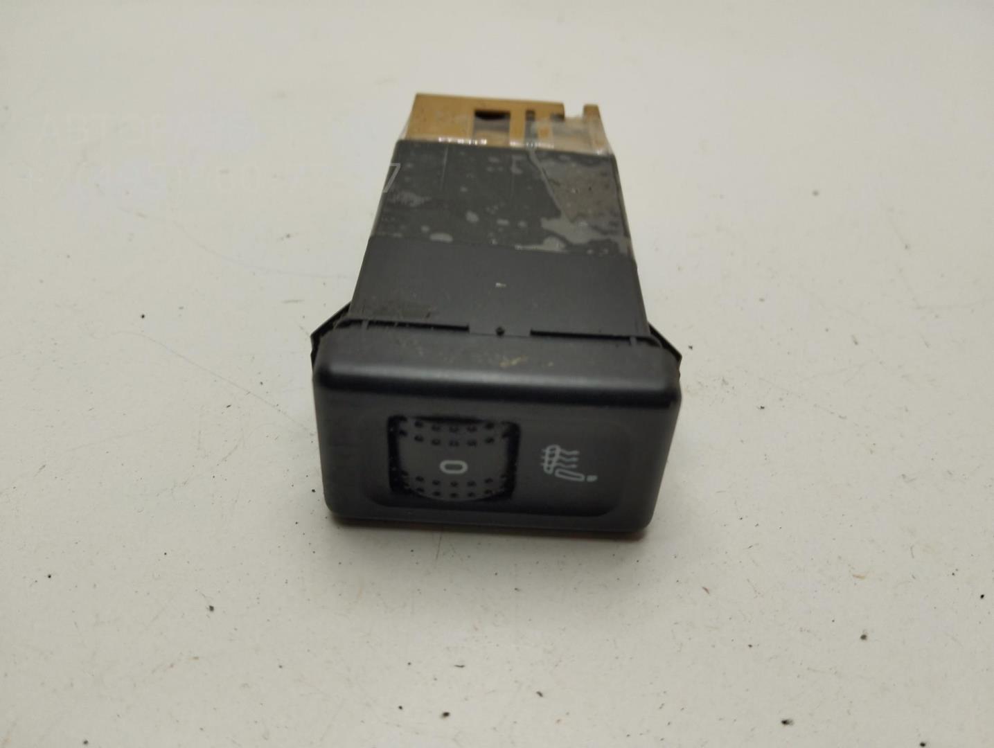 Кнопка обогрева сидений