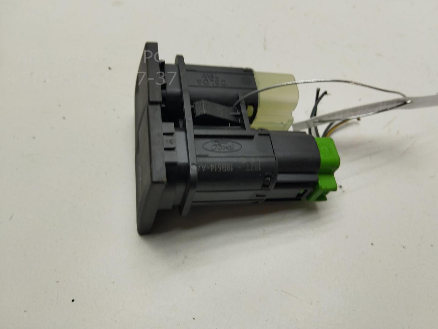 Кнопка открывания багажника