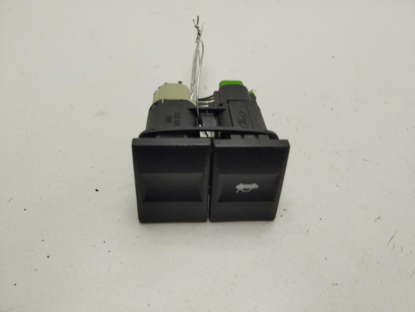 Кнопка открывания багажника