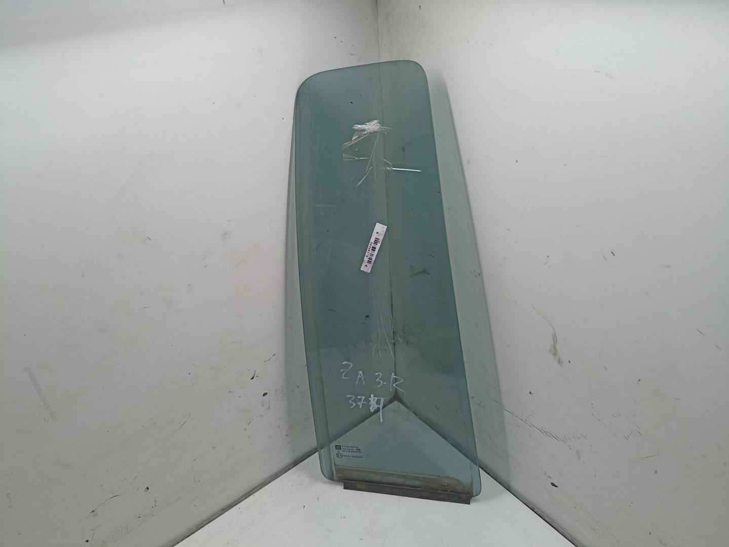 Стекло двери задней правой (форточка)