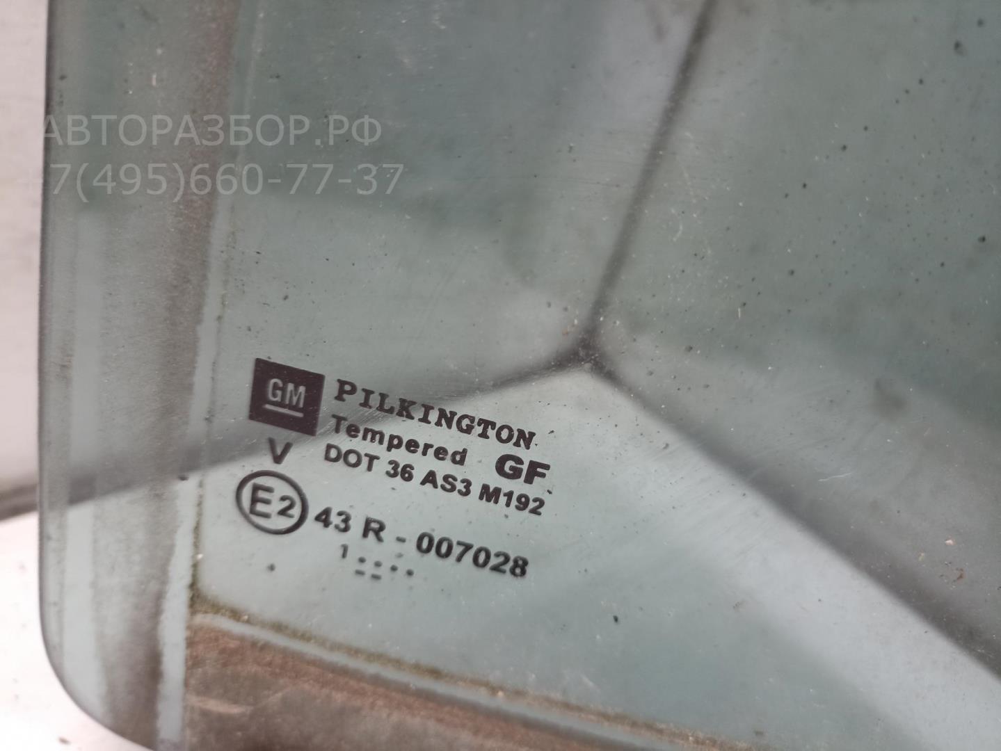 Стекло двери задней правой (форточка)