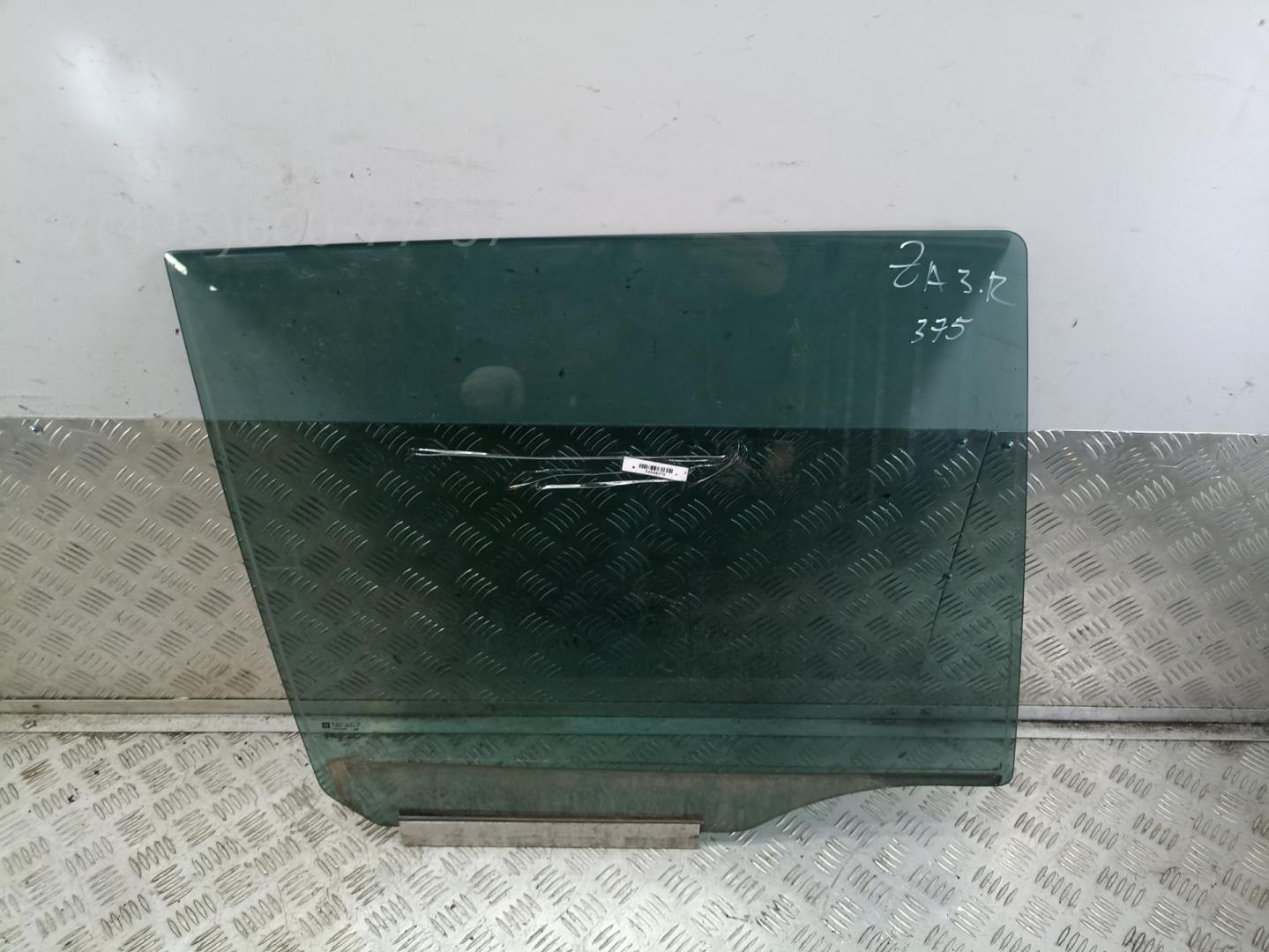 Стекло двери задней правой
