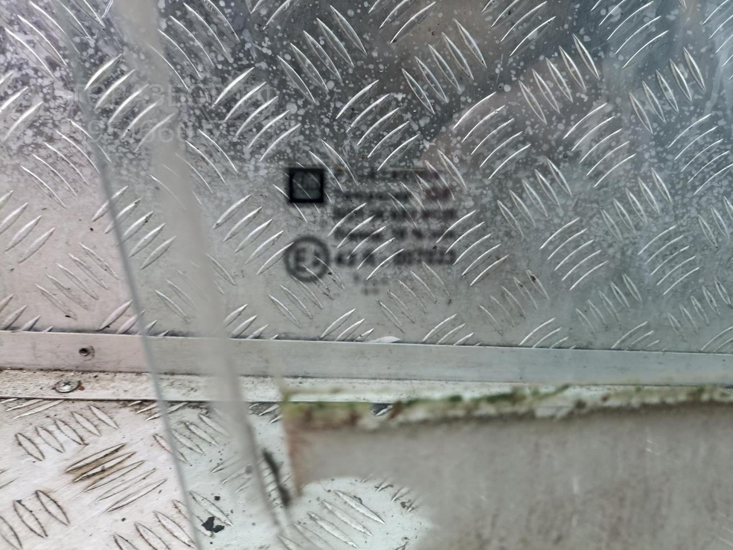 Стекло двери передней правой