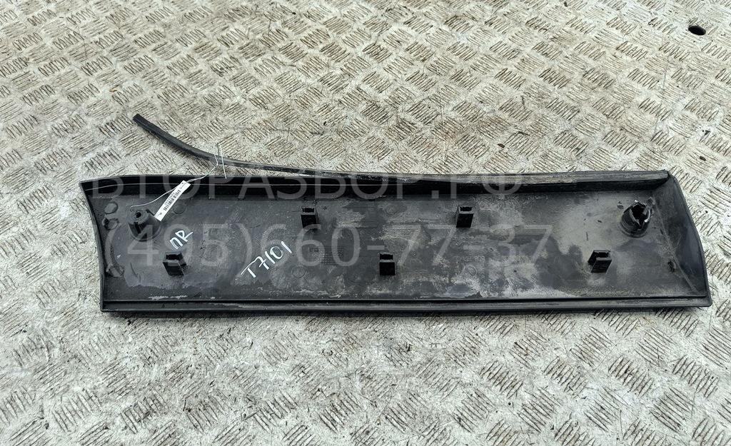 Накладка двери передней правой