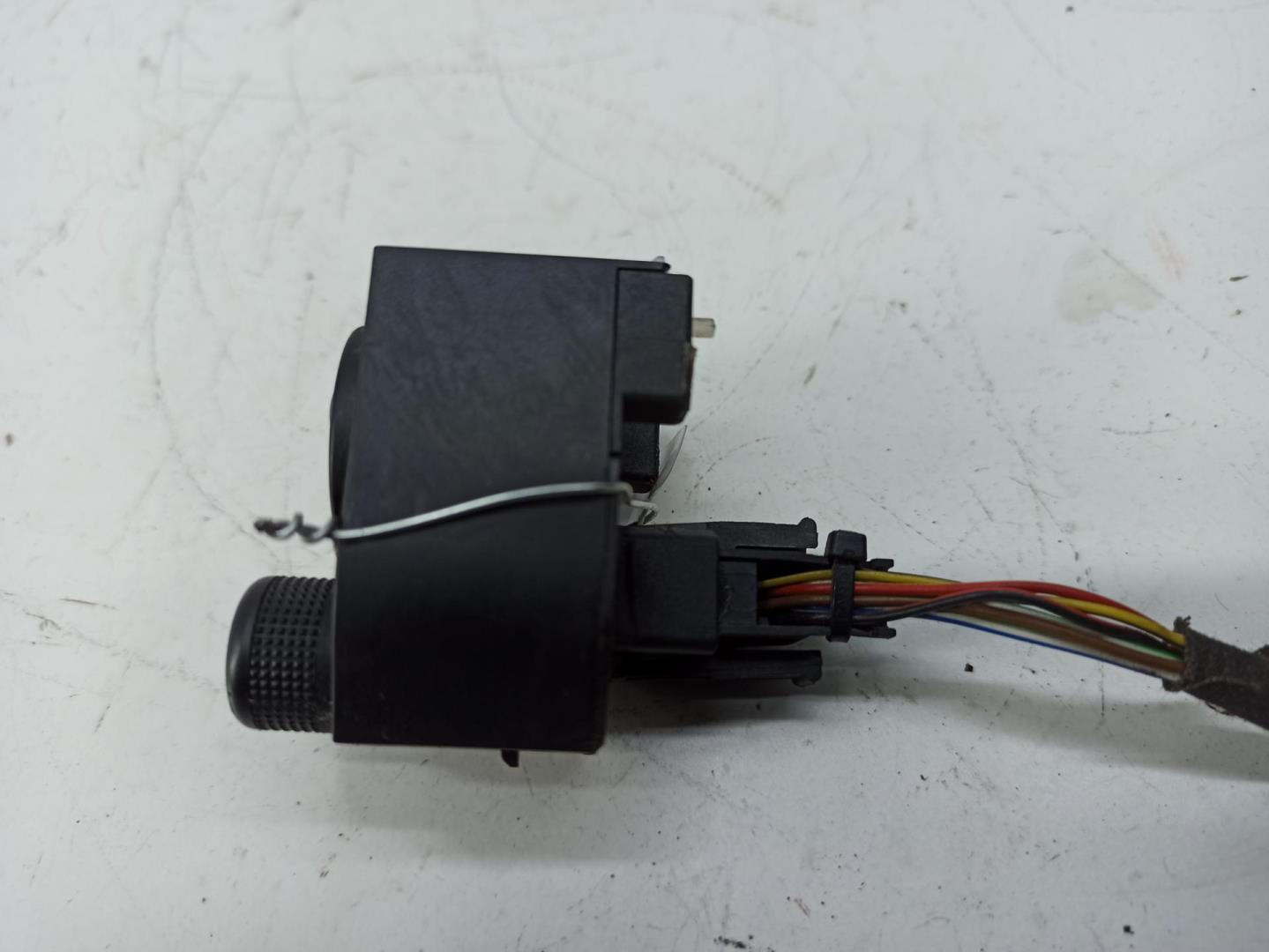 Кнопка регулировки зеркала