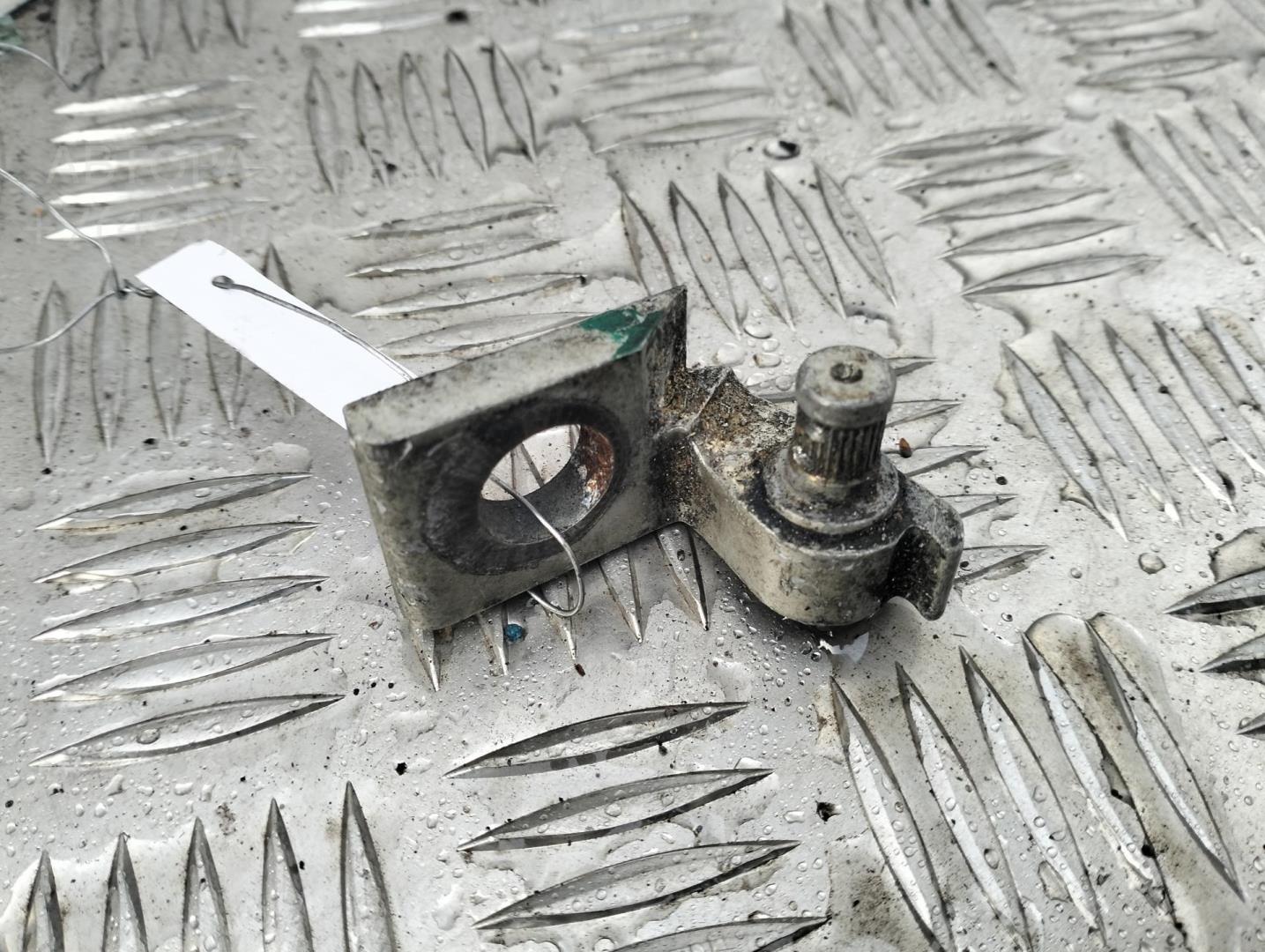 Петля двери