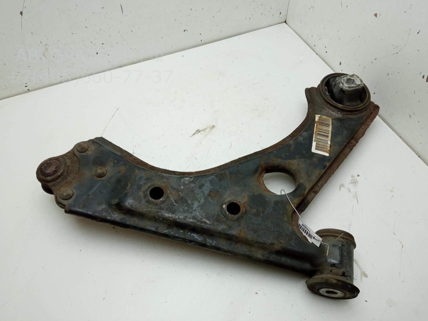 Рычаг передний левый