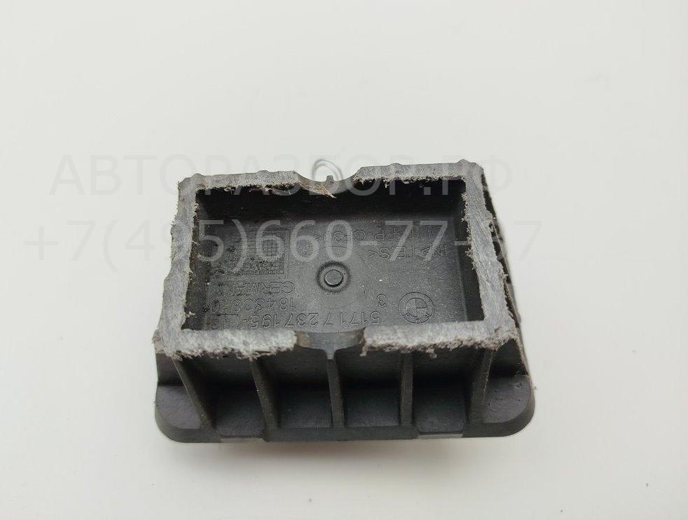 Заглушка поддомкратника