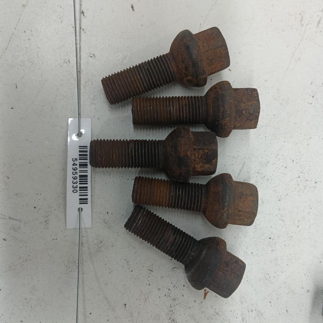 Болт колесный