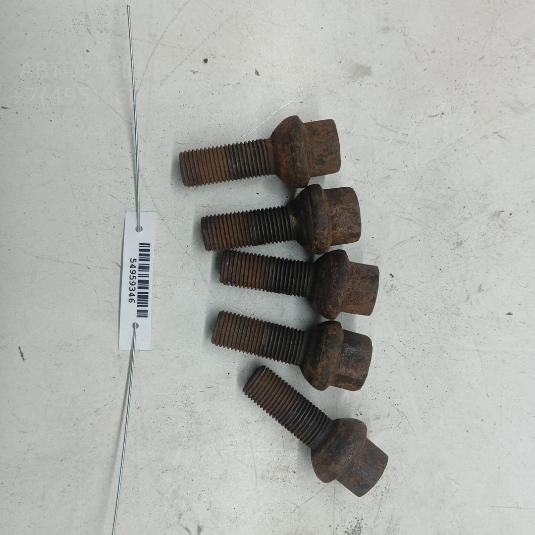 Болт колесный