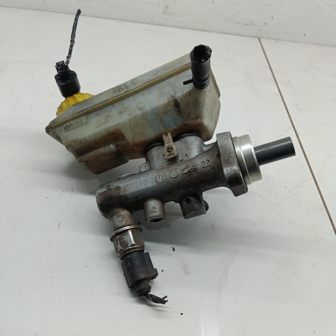 Цилиндр тормозной главный