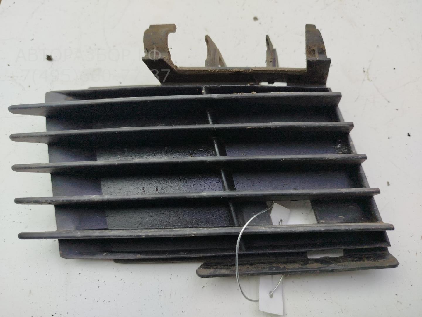 Рамка противотуманной фары правой