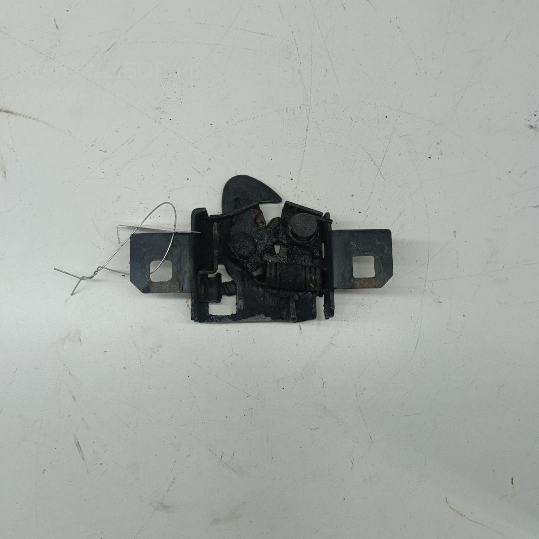 Замок капота