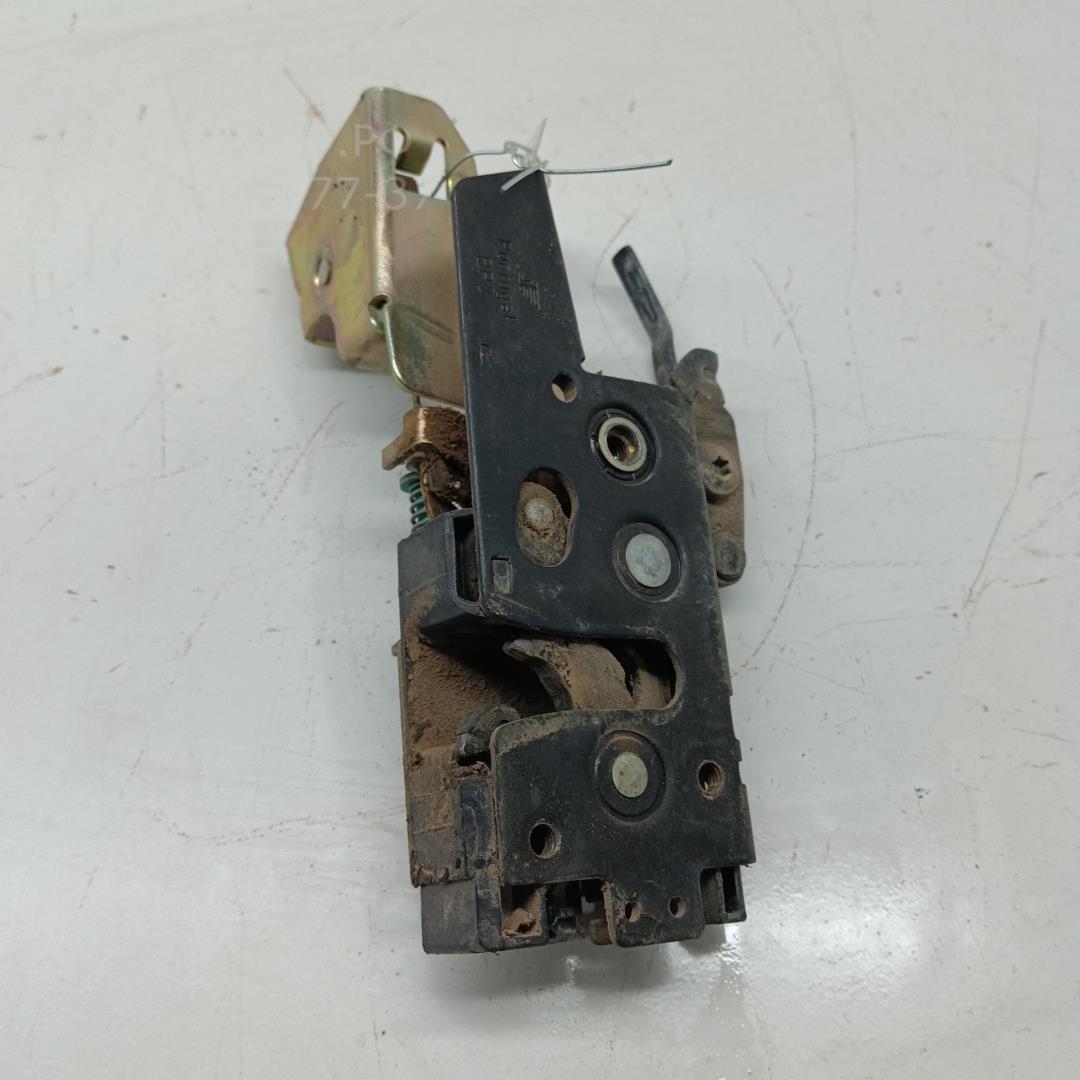 Замок двери передней правой